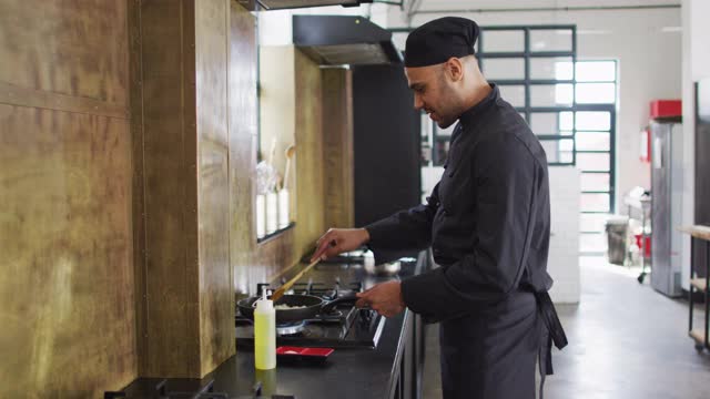 白种男厨师在平底锅上炒菜视频素材