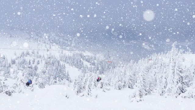 动画景观有冬季景色和滑雪椅升降，杉树林中覆盖着积雪。圣诞冬季庆祝概念数码生成图像视频素材