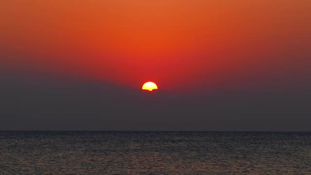 美丽的风景与日出在海上视频素材