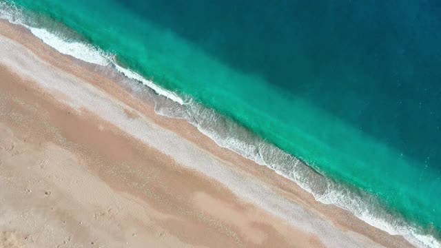 大海和海滩的鸟瞰图视频素材