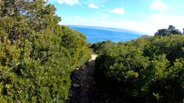 阿尔盖罗海岸的一个小海湾的全景。意大利撒丁岛视频下载