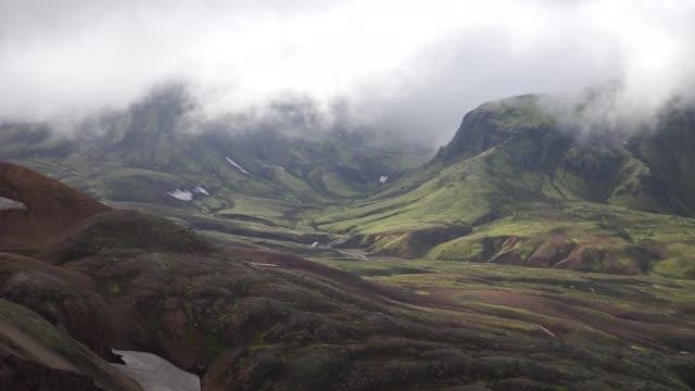 观赏山谷与绿色，雾山。冰岛的劳格维格徒步旅行路线视频素材