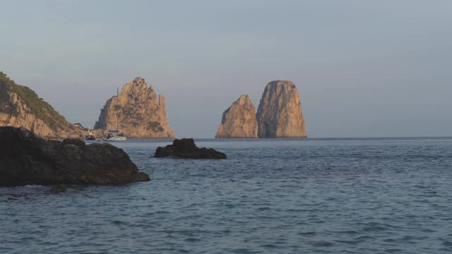 日落时停泊在法拉格里奥尼海面上的帆船。意大利卡布里视频素材