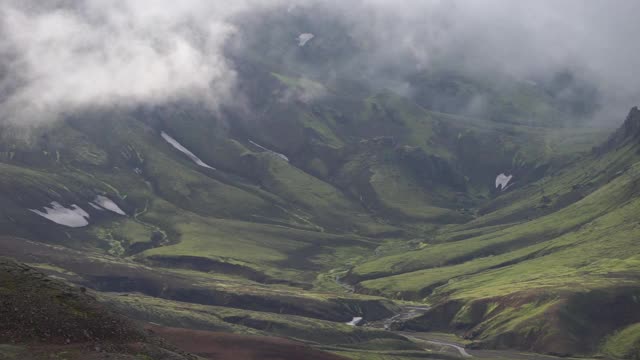 观赏山谷与绿色，雾山。冰岛的劳格维格徒步旅行路线视频素材