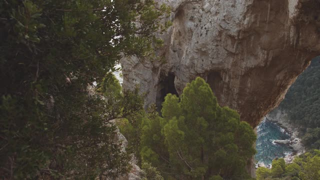 天然的拱形岩石高高于海岸。平移vew。意大利卡布里视频素材