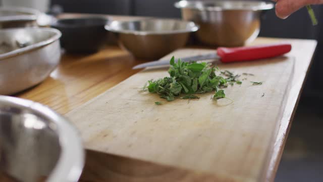 白种男厨师切菜视频素材