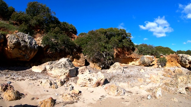 阿尔盖罗海岸的一个小海湾的全景。意大利撒丁岛视频素材