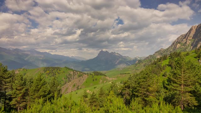 高加索山脉的夏季景观视频素材