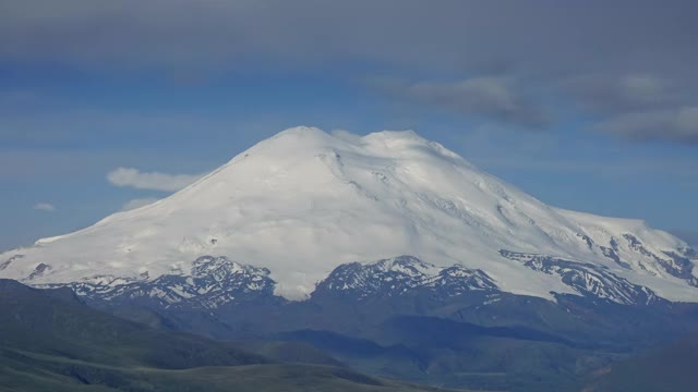 厄尔布鲁斯山和云朵高加索山脉视频素材