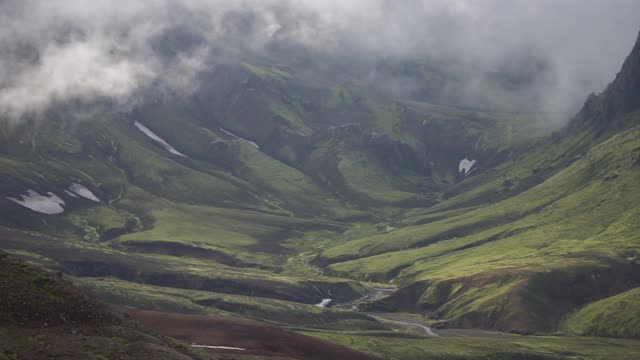 观赏山谷与绿色，雾山。冰岛的劳格维格徒步旅行路线视频素材