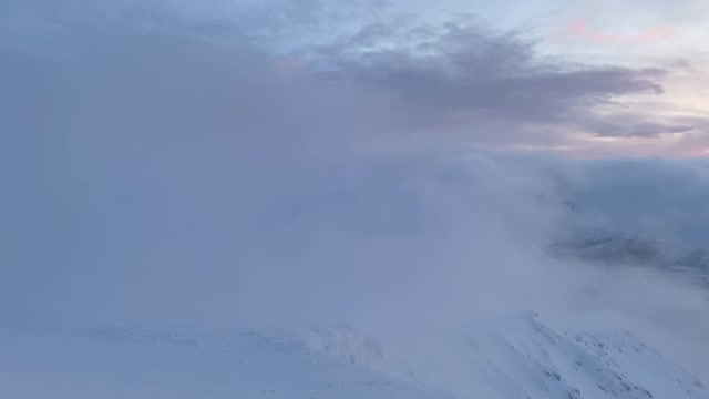 令人惊叹的全景山谷与日落地平线和橙色的天空在密集的云。太阳落在山谷上。令人惊叹的日落颜色。视频下载