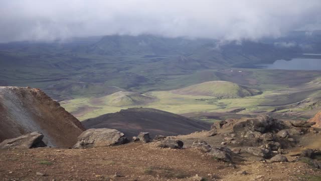 观赏山谷与绿色，雾山。冰岛的劳格维格徒步旅行路线视频素材