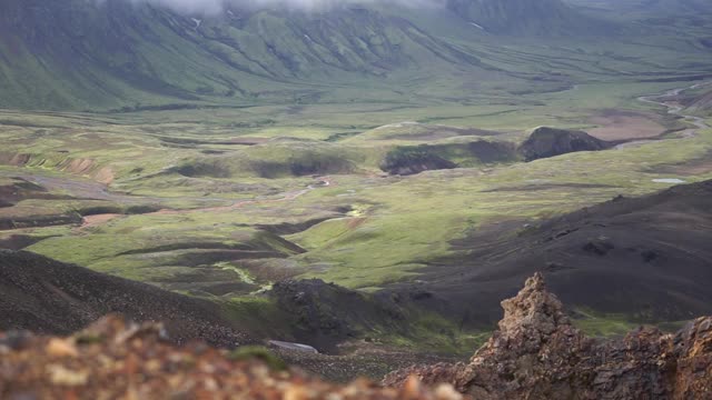 观赏山谷与绿色的山丘。冰岛的劳格维格徒步旅行路线视频素材