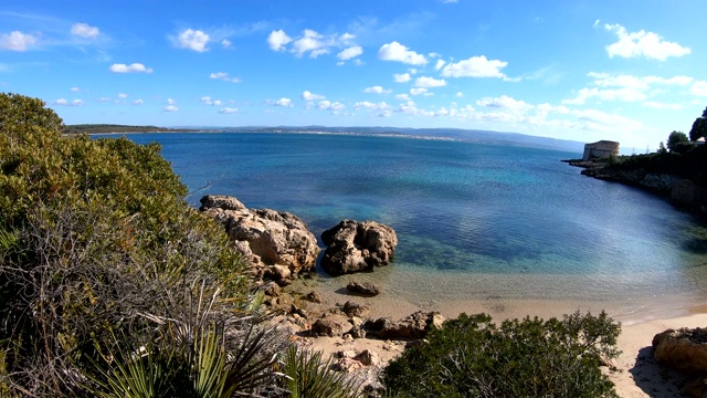 阿尔盖罗海岸的一个小海湾的全景。意大利撒丁岛视频素材