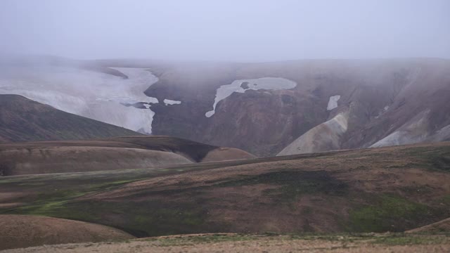 观赏山谷与绿色，雾山。冰岛的劳格维格徒步旅行路线视频素材