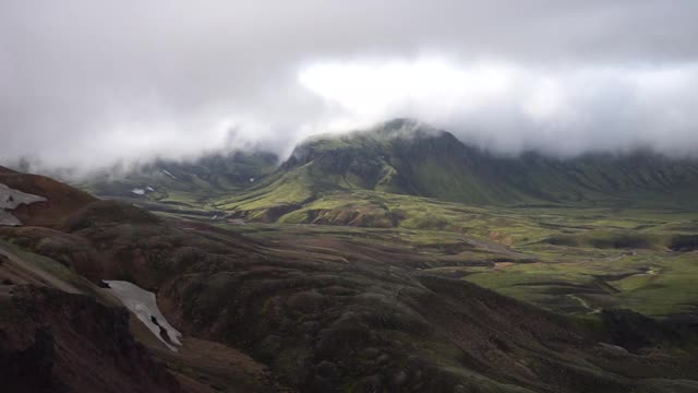 观赏山谷与绿色，雾山。冰岛的劳格维格徒步旅行路线视频素材