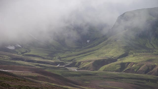 观赏山谷与绿色，雾山。冰岛的劳格维格徒步旅行路线视频素材