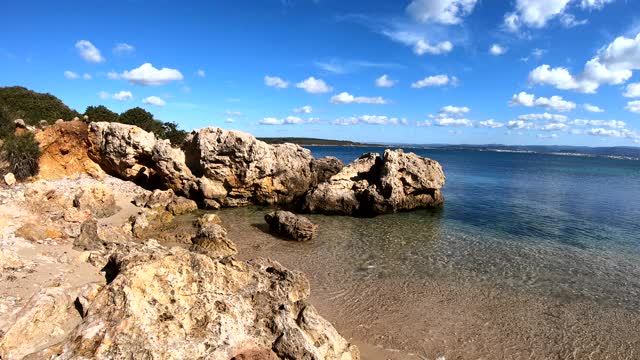 阿尔盖罗海岸的一个小海湾的全景。意大利撒丁岛视频素材