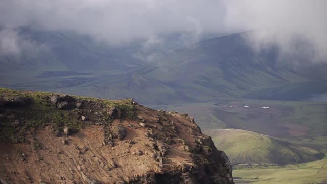 观赏山谷与绿色，雾山。冰岛的劳格维格徒步旅行路线视频素材