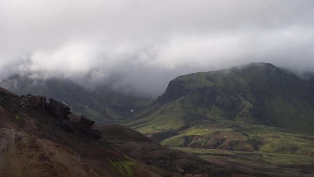 观赏山谷与绿色，雾山。冰岛的劳格维格徒步旅行路线视频素材