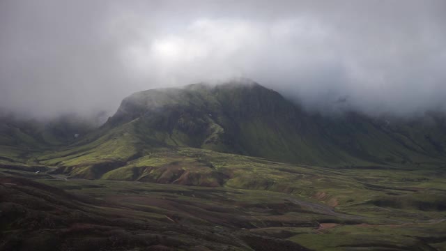 观赏山谷与绿色，雾山。冰岛的劳格维格徒步旅行路线视频素材