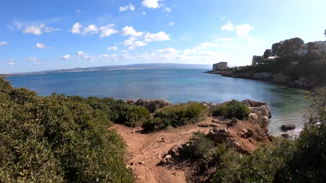 阿尔盖罗海岸的一个小海湾的全景。意大利撒丁岛视频素材