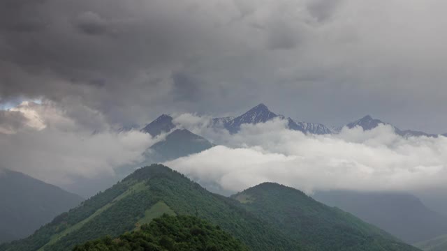 快速移动的戏剧性的云在山上视频素材