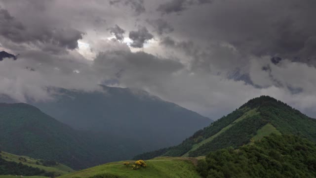 快速移动的戏剧性的云在山上视频素材