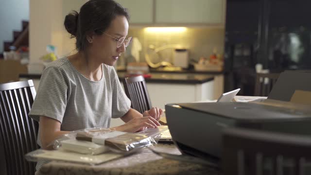 在新冠肺炎和冠状病毒大流行期间，亚洲女商人在家用笔记本电脑输入报告。在家工作的概念。视频素材