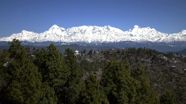 壮丽的雪景喜马拉雅山峰视频素材