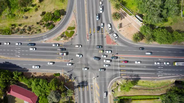 白天在繁忙的十字路口进行空中延时拍摄视频素材