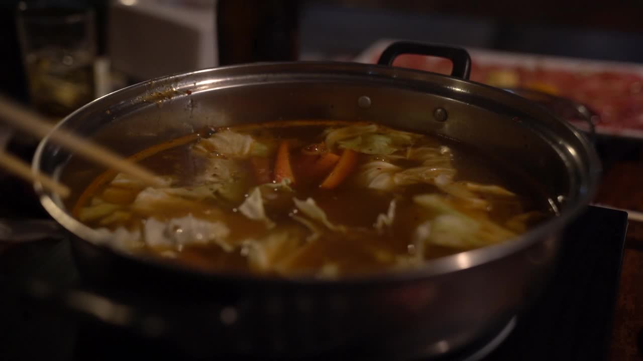 锅里的热汤，晚上聚会时用视频素材