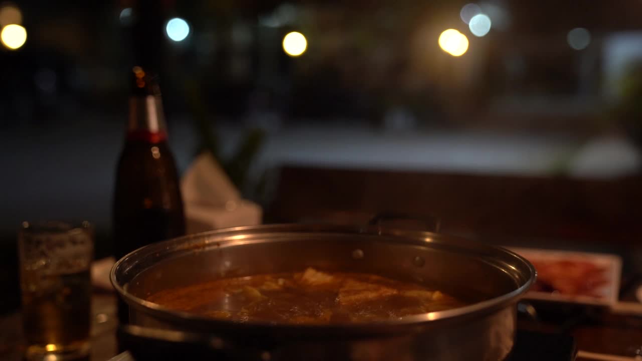 锅里的热汤，晚上聚会时用视频素材