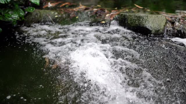 水掉到井里视频素材