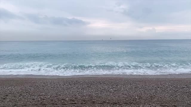 在雨天海浪拍打海滩的慢镜头。视频素材