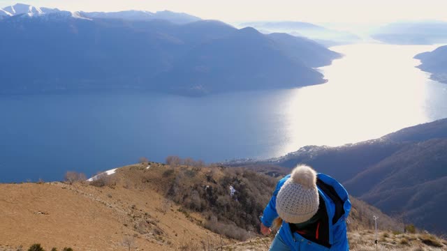 登山队员在山顶协助队友，向山顶伸出援手。视频素材