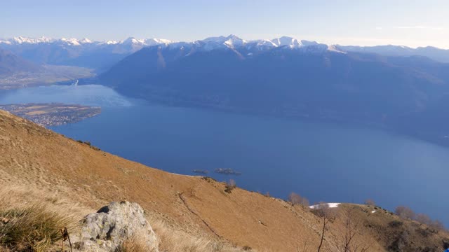 登山队员在山顶协助队友，向山顶伸出援手。视频素材