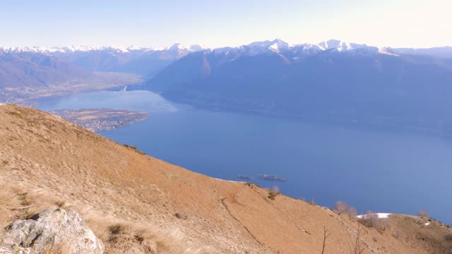 登山队员在山顶协助队友，向山顶伸出援手。视频素材