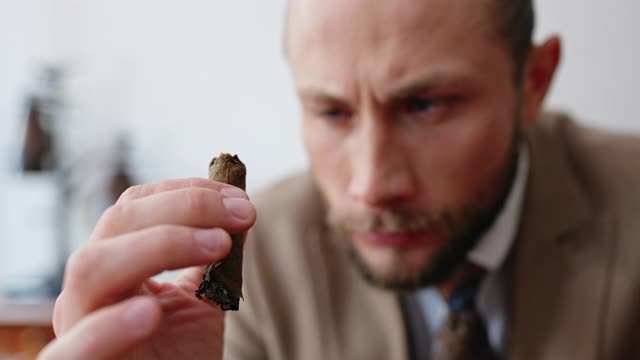 压力大的男企业家，穿着时髦的西装，抽着雪茄，在办公室休息时思考问题视频素材