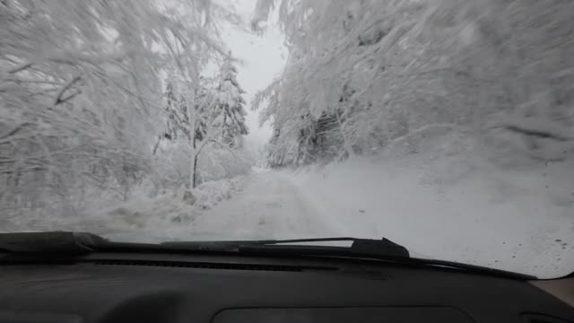 在雪域的单车道上行驶视频素材