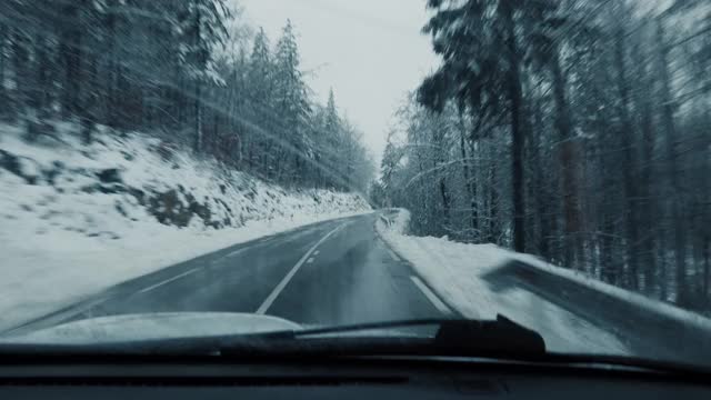 在寒冷的冬天潮湿的道路上驾驶视频素材