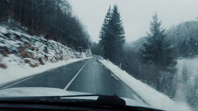 在下雪的乡村道路上驾驶视频素材