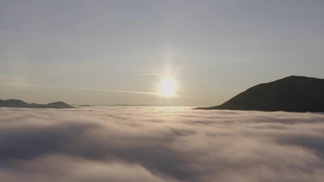 从空中看，日出在云层之上。视频素材