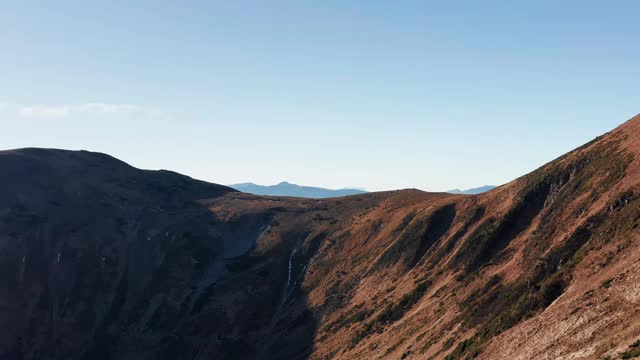 山区景观与丘陵，山峰和晨雾在山谷。鸟瞰图。视频素材