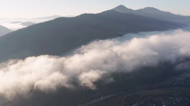 日出时山谷上空有雾。鸟瞰图的早晨山景观。视频素材