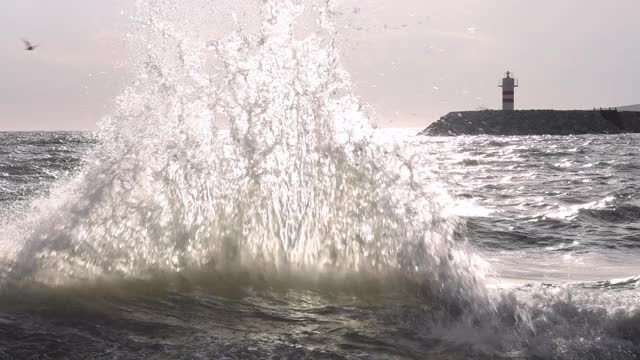 海浪和灯塔视频素材