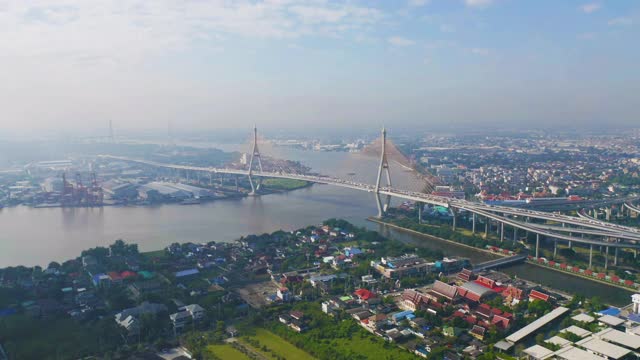 普密蓬大桥和湄南河在结构上的悬索式建筑概念，城市城市，曼谷。日落时分的泰国市中心。视频素材