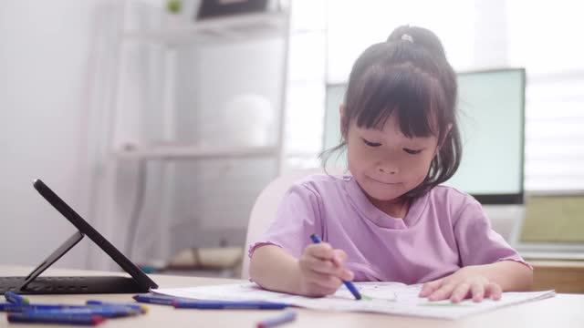 亚洲女孩在线学习与在线家教在家视频素材