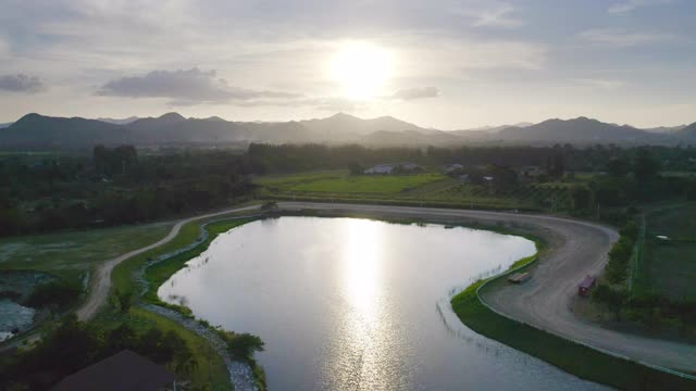 鸟瞰图的绿色山丘陵与湖泊或河流。泰国Nakhon Ratchasima Khao Yai的自然景观背景。视频素材