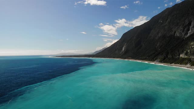 高空深蓝海悬崖海岸台北台湾HD 6视频素材